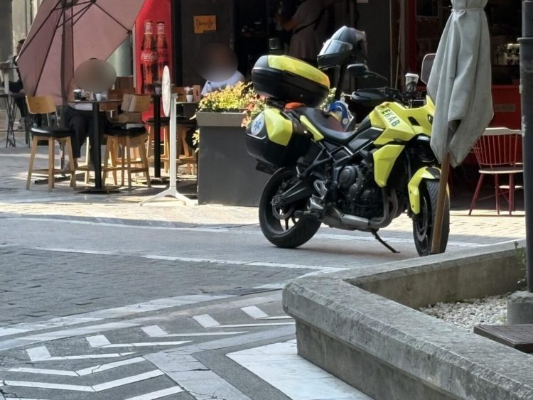 Αναστάτωση με σερβιτόρα σε καφέ – Κόπηκε εν ώρα εργασίας άθελά της κοντά στις φλέβες της (φωτο)