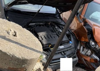 Σφοδρή σύγκρουση αυτοκινήτων: Μητέρα και κόρη τραυματίστηκαν (φωτο)