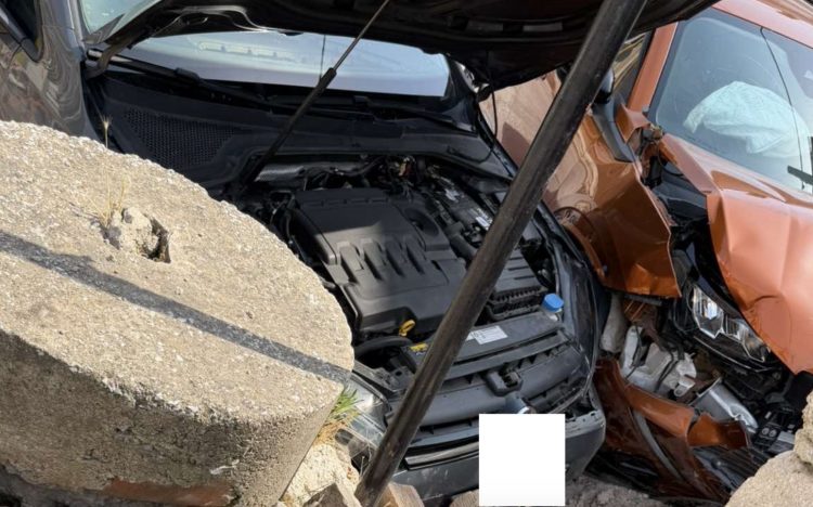 Σφοδρή σύγκρουση αυτοκινήτων: Μητέρα και κόρη τραυματίστηκαν (φωτο)