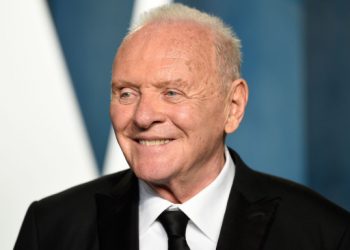 Άντονι Χόπκινς: Κυκλοφορεί το πρώτο του μουσικό single στα 88 του-«Η μουσική ήταν η πρώτη μου αγάπη»