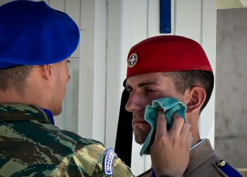 Αθήνα: Στο καθήκον οι Εύζωνες, παρά τις ακραίες θερμοκρασίες