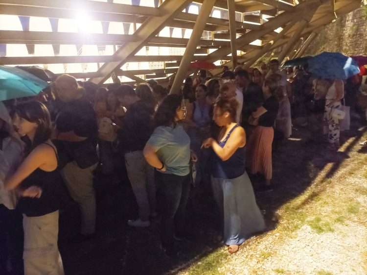 Τρίκαλα: Το μπουρίνι ανέβαλε τη θεατρική παράσταση “Ο επιθεωρητής Ντρέικ και η μαύρη χήρα” – Η νέα ημερομηνία (ΦΩΤΟ)