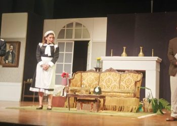 «Ο Επιθεωρητής Ντρέικ και η Μαύρη χήρα»: Μια απολαυστική παράσταση που άξιζε το… παρατεταμένο χειροκρότημα των Τρικαλινών (ΦΩΤΟ)