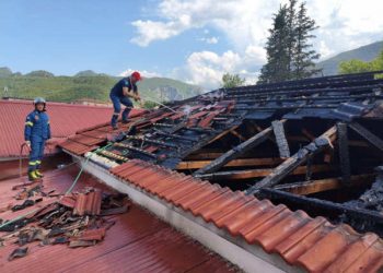 Άμεση κινητοποίηση της Πυροσβεστικής για φωτιά σε αποθηκευτικό χώρο στο Μουζάκι (ΦΩΤΟ)