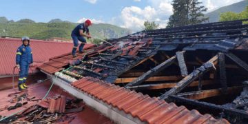 Άμεση κινητοποίηση της Πυροσβεστικής για φωτιά σε αποθηκευτικό χώρο στο Μουζάκι (ΦΩΤΟ)