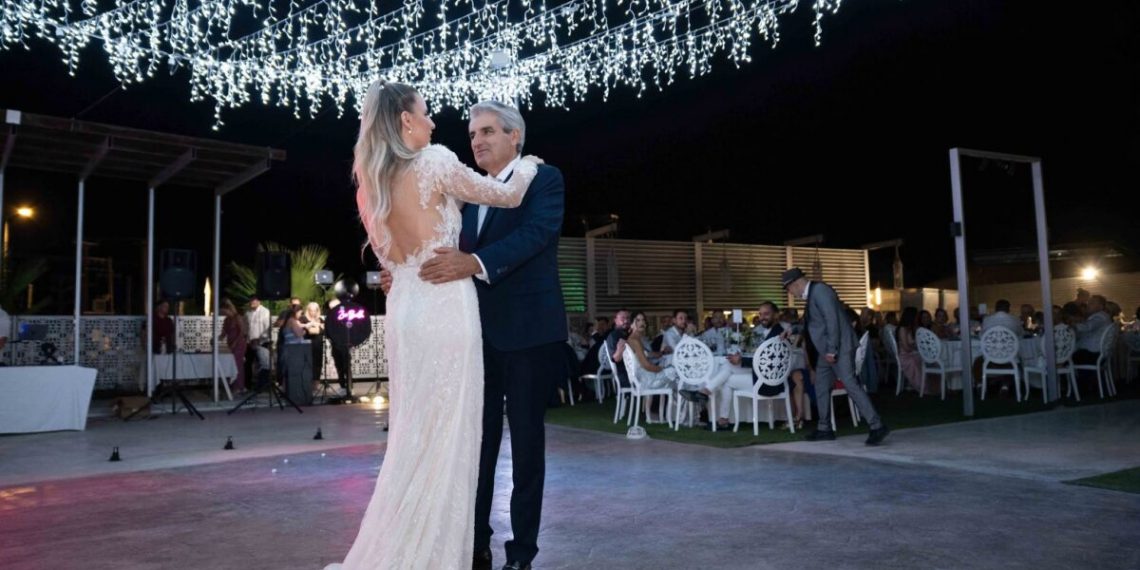 Συγκινεί Θεσσαλός επιχειρηματίας που πάντρεψε την κόρη του: «Υπάρχουν μέρες που δεν περιγράφονται με λόγια, μόνο η καρδιά μπορεί να τις νιώσει» (φωτο)
