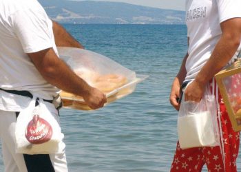 Έκανε πλανόδιο πωλητή τον ανήλικο γιο του άνευ αδείας – Κατασχέθηκαν τα προϊόντα και 115 ευρώ