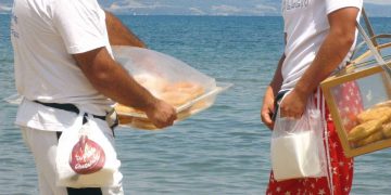 Έκανε πλανόδιο πωλητή τον ανήλικο γιο του άνευ αδείας  – Κατασχέθηκαν τα προϊόντα και 115 ευρώ