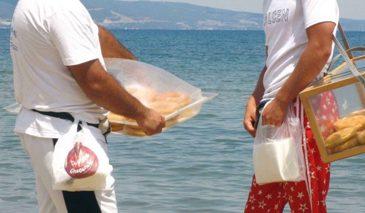 Έκανε πλανόδιο πωλητή τον ανήλικο γιο του άνευ αδείας – Κατασχέθηκαν τα προϊόντα και 115 ευρώ