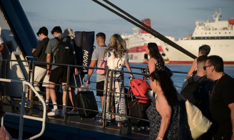 Πολυτέλεια οι καλοκαιρινές διακοπές για τους Έλληνες – Πόσο κοστίζουν για μια τετραμελή οικογένεια