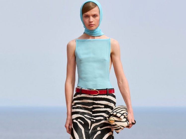 Zebra Print: Το αγαπημένο μοτίβο είναι τάση και δείχνει πιο fashionable από ποτέ και στην παραλία
