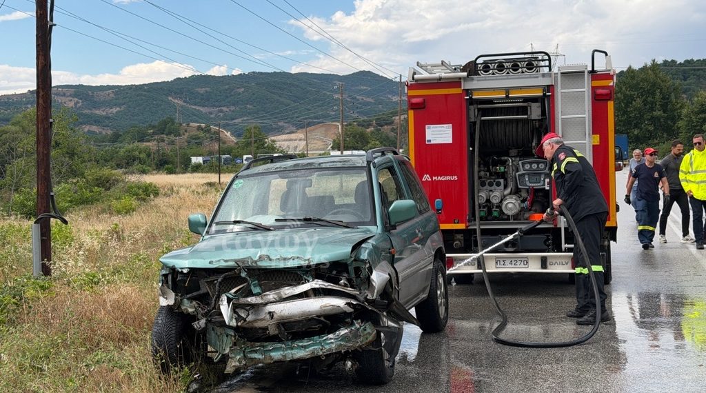 Σφοδρή σύγκρουση Ι.Χ.Ε. αυτοκινήτου με νταλίκα στην Ε.Ο. Καλαμπάκας – Μουργκανίου (ΦΩΤΟ)