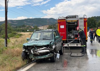 Σφοδρή σύγκρουση Ι.Χ.Ε. αυτοκινήτου με νταλίκα στην Ε.Ο. Καλαμπάκας – Μουργκανίου (ΦΩΤΟ)
