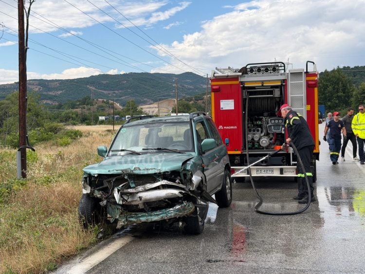 Σφοδρή σύγκρουση Ι.Χ.Ε. αυτοκινήτου με νταλίκα στην Ε.Ο. Καλαμπάκας – Μουργκανίου (ΦΩΤΟ)