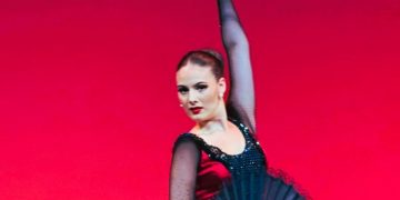 Η 17χρονη Καλαμπακιώτισσα Βάλια Λάιου κέρδισε τα βλέμματα στο Ballet Gala του ιστορικού Festspielhaus Baden-Baden (ΦΩΤΟ)