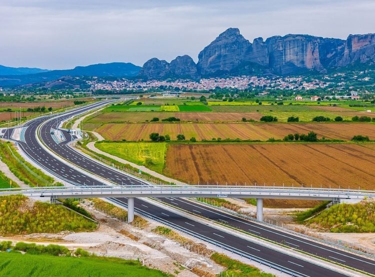 Σοκ στον Ε65: Νεκρή ηλικιωμένη γυναίκα στο υπό παράδοση (κλειστό) τμήμα μεταξύ Καλαμπάκας και Μουργκανίου