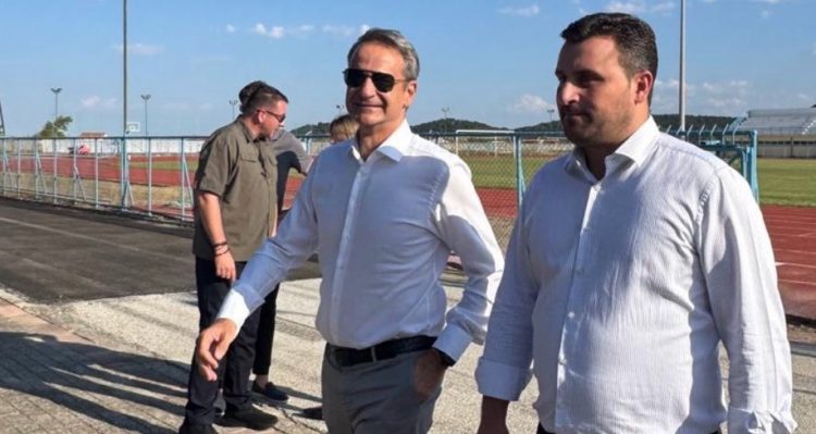 Ο Αβραμόπουλος υποδέχτηκε τον Μητσοτάκη στο Στάδιο Καλαμπάκας (ΦΩΤΟ)