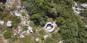 Δείτε πού άφησαν οι Αργοναύτες τον Ηρακλή – Η αποκάλυψη ενός τύμβου στις αρχαίες Αφέτες (ΒΙΝΤΕΟ)