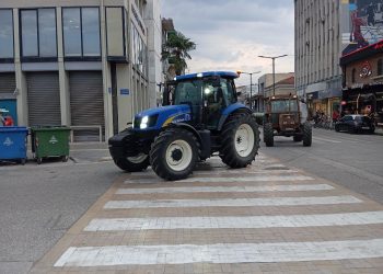 Στο κέντρο των Τρικάλων τρακτέρ και αγρότες