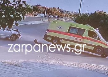 Η στιγμή που το ασθενοφόρο του ΕΚΑΒ συγκρούστηκε με το ΙΧ στα Χανιά και τούμπαρε λίγα μέτρα από το νοσοκομείο