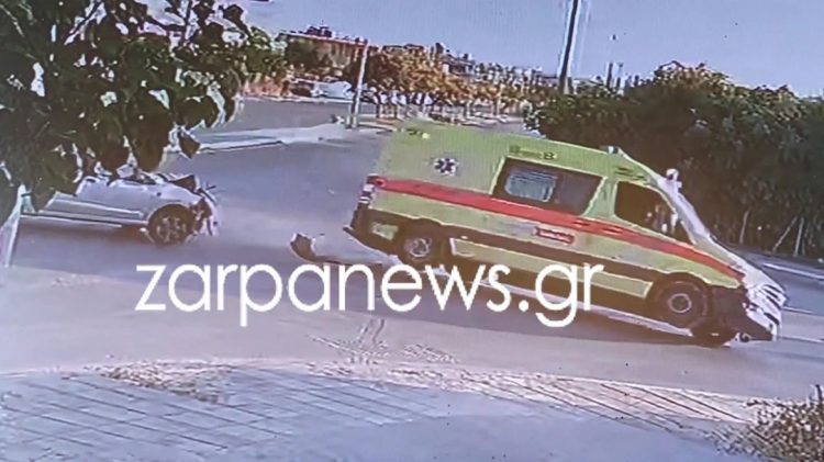 Η στιγμή που το ασθενοφόρο του ΕΚΑΒ συγκρούστηκε με το ΙΧ στα Χανιά και τούμπαρε λίγα μέτρα από το νοσοκομείο