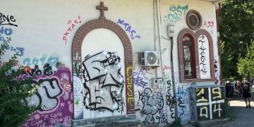 Εντείνονται τα φαινόμενα βανδαλισμών δημόσιας περιουσίας από γκράφιτι στην Καρδίτσα, ακόμη και στον Μητροπολιτικό Ναό (ΦΩΤΟ)