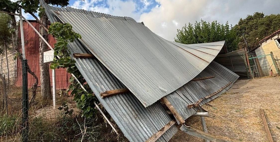 Σοβαρές καταστροφές στην Παναγίτσα από τη σφοδρή κακοκαιρία – Ο αέρας ξήλωσε στέγες σπιτιών, ισοπέδωσε θερμοκήπια και άφησε το χωριό χωρίς ρεύμα