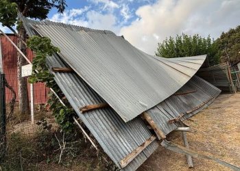 Σοβαρές καταστροφές στην Παναγίτσα από τη σφοδρή κακοκαιρία – Ο αέρας ξήλωσε στέγες σπιτιών, ισοπέδωσε θερμοκήπια και άφησε το χωριό χωρίς ρεύμα