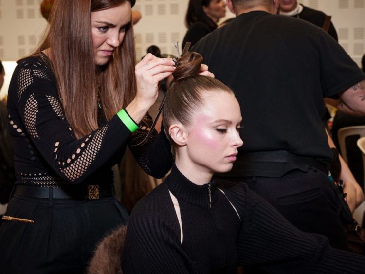 Updos για πυκνά μαλλιά που τιθασεύουν τον φριζαρισμένο όγκο, ακόμα και στις πιο δύσκολες συνθήκες