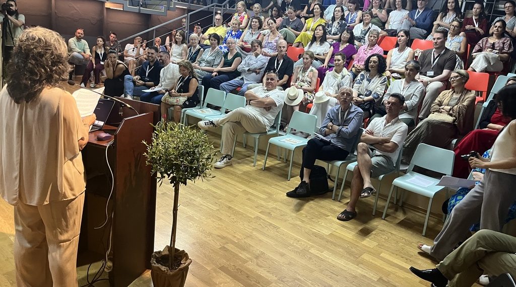 Παγκόσμιας εμβέλειας με πλήθος λαογραφικών δεδομένων, το Διεθνές Συμπόσιο Ενθοχορολογίας που ξεκίνησε στα Τρίκαλα
