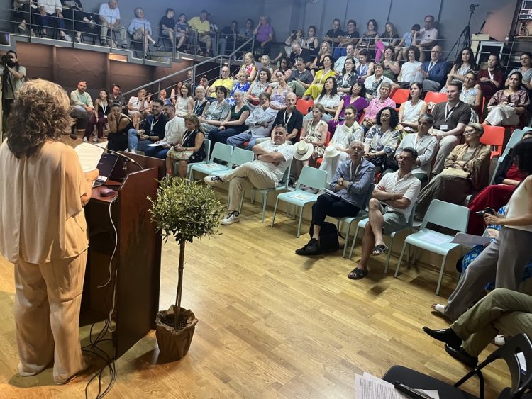 Παγκόσμιας εμβέλειας με πλήθος λαογραφικών δεδομένων, το Διεθνές Συμπόσιο Ενθοχορολογίας που ξεκίνησε στα Τρίκαλα