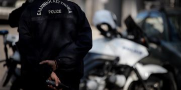 ΕΛ.ΑΣ.: Επιχείρηση-σκούπα στα Φάρσαλα | Χειροπέδες σε πέντε άτομα | Στο “δόκανο” των Αρχών καταζητούμενος για εμπορία ανθρώπων κατά συρροή
