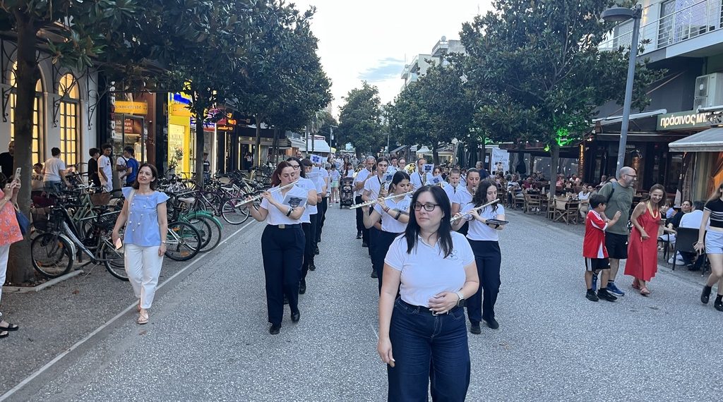 Νότες και χρώματα σε εξαιρετικό Μουσικό Περίπατο από τη Δημοτική Φιλαρμονική Τρικάλων