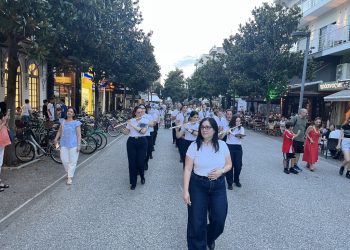 Νότες και χρώματα σε εξαιρετικό Μουσικό Περίπατο από τη Δημοτική Φιλαρμονική Τρικάλων