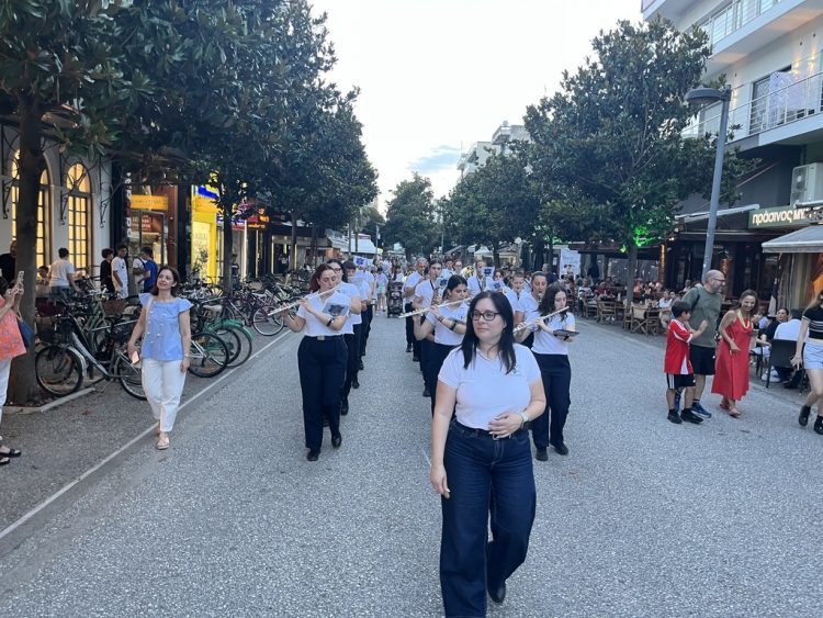 Νότες και χρώματα σε εξαιρετικό Μουσικό Περίπατο από τη Δημοτική Φιλαρμονική Τρικάλων