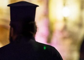 Δείτε φωτογραφίες: Τρομακτικό ατύχημα με ιερέα – Πήγε να πιάσει το σκυλάκι του και έπεσε σε φωταγωγό όταν έσπασε το γυαλί