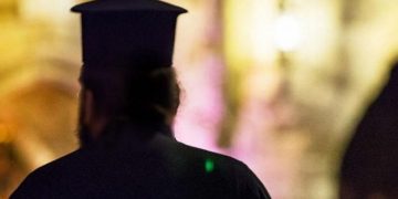 Δείτε φωτογραφίες: Τρομακτικό ατύχημα με ιερέα – Πήγε να πιάσει το σκυλάκι του και έπεσε σε φωταγωγό όταν έσπασε το γυαλί