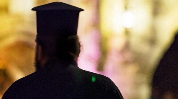 Δείτε φωτογραφίες: Τρομακτικό ατύχημα με ιερέα – Πήγε να πιάσει το σκυλάκι του και έπεσε σε φωταγωγό όταν έσπασε το γυαλί