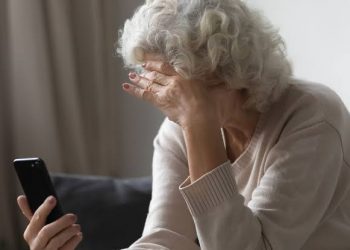 18χρονος και 20χρονος άρπαξαν 10.000 ευρώ από ηλικιωμένη