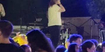 Απίστευτες εικόνες με τη Γωγώ Τσαμπά σε χωριό των Φαρσάλων – Της έριξαν λουλούδια με… κουβά φορτωτή! (ΒΙΝΤΕΟ)