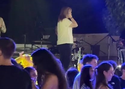 Απίστευτες εικόνες με τη Γωγώ Τσαμπά σε χωριό των Φαρσάλων – Της έριξαν λουλούδια με… κουβά φορτωτή! (ΒΙΝΤΕΟ)