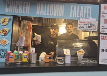 Έλληνες κάνουν το σουβλάκι… μόδα στο Camden Town του Λονδίνου (ΒΙΝΤΕΟ)