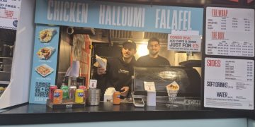 Έλληνες κάνουν το σουβλάκι… μόδα στο Camden Town του Λονδίνου (ΒΙΝΤΕΟ)