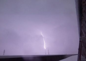 Δείτε φωτογραφίες: Κεραυνός έπεσε σε αυλή σπιτιού!