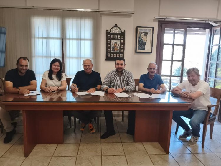Υπογράφηκε από τον Δήμαρχο Λευτέρη Αβραμόπουλο η σύμβαση για την αναβάθμιση των σχολικών αυλών του 2ου και 3ου Δημοτικού Σχολείου Καλαμπάκας