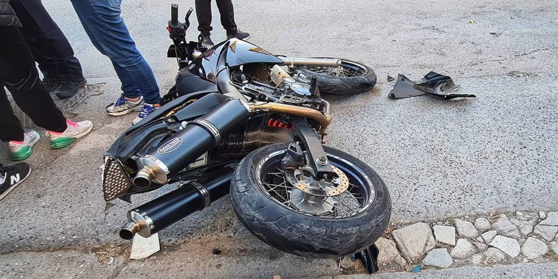 Σοβαρό τροχαίο με νεαρό δικυκλιστή στο Περτούλι – Νοσηλεύεται στην ΜΕΘ του ΓΝΤ