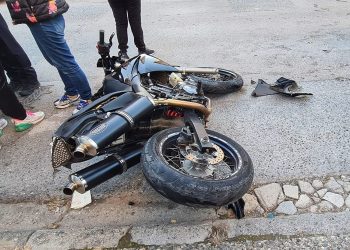 Σοβαρό τροχαίο με νεαρό δικυκλιστή στο Περτούλι – Νοσηλεύεται στην ΜΕΘ του ΓΝΤ