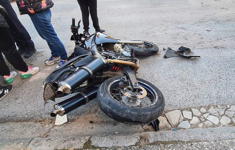 Σοβαρό τροχαίο με νεαρό δικυκλιστή στο Περτούλι – Νοσηλεύεται στην ΜΕΘ του ΓΝΤ