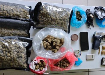 Δέμα στη Μυτιλήνη οδήγησε στην σύλληψη οικογένειας Θεσσαλών για 1 κιλό ναρκωτικά & όπλο (ΦΩΤΟ)