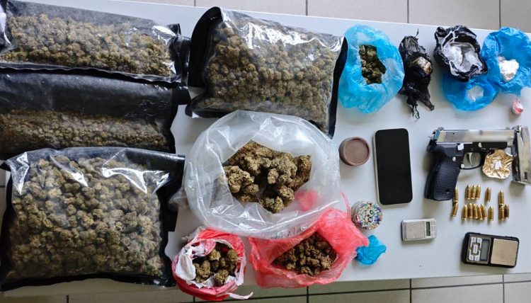 Δέμα στη Μυτιλήνη οδήγησε στην σύλληψη οικογένειας Θεσσαλών για 1 κιλό ναρκωτικά & όπλο (ΦΩΤΟ)